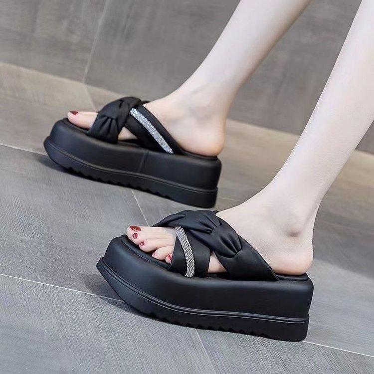 Premium thick-bottomed cool slippers 2025 summer wear new heightening fashion explosion Internet celebrity non-slip super fire slippers