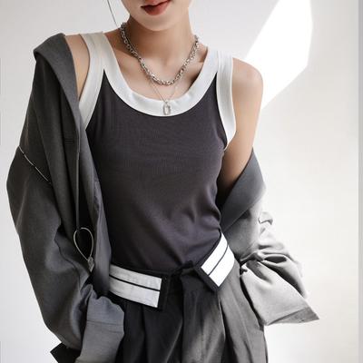 Parte inferior de malha com uma pequena regata para mulheres no verão com um par de tops pretos sem mangas com sombreamento de cor contrária