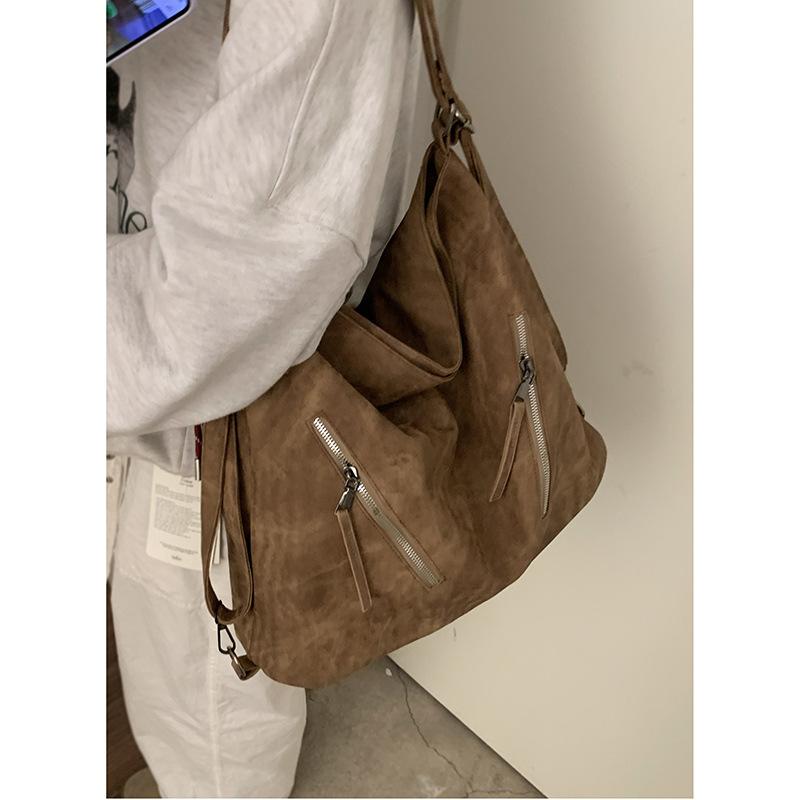

Commuter retro backpack bag women s autumn and winter 2025 new niche simple shoulder tote bag casual large-capacity bag коричневый