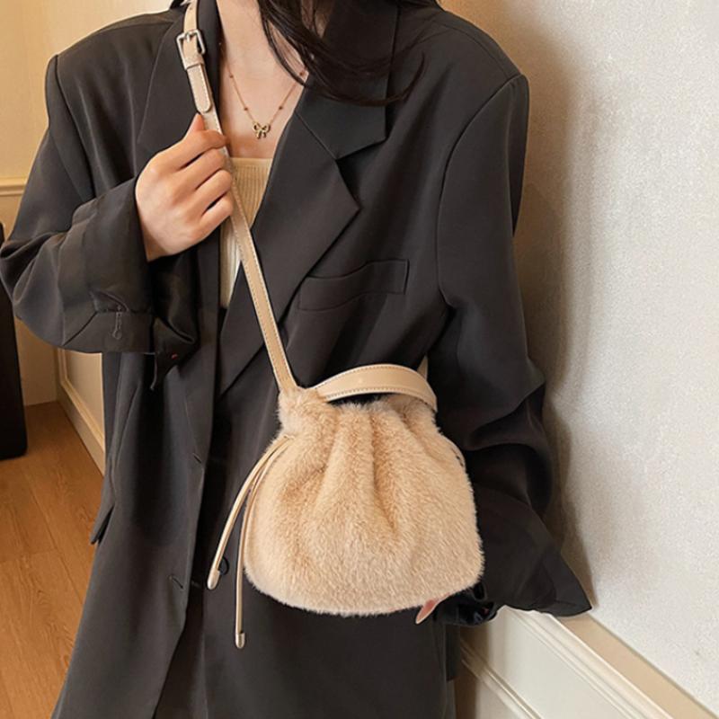 Women Plush Faux Fur Bucket Bag Cute Drawstring Crossbody Bag With Leather Handle Winter Soft Folding Design Shoulder Phe Bag