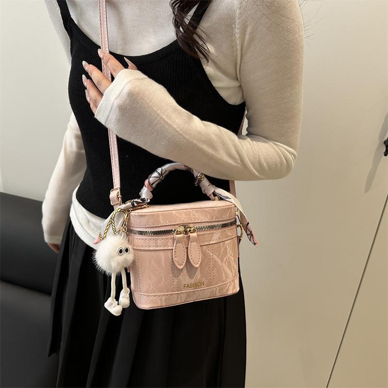 The Korean Version of the Versatile Box Bag, the New Popular Bag In 2025, the Women's Handheld Textured Messenger Small Square Bag.