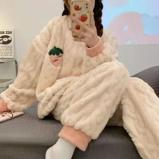 Women's 2024 Winter Coral Fleece Pajama Set - Stylish Flannel Suit for Autumn and Winter, Wearable Outdoors