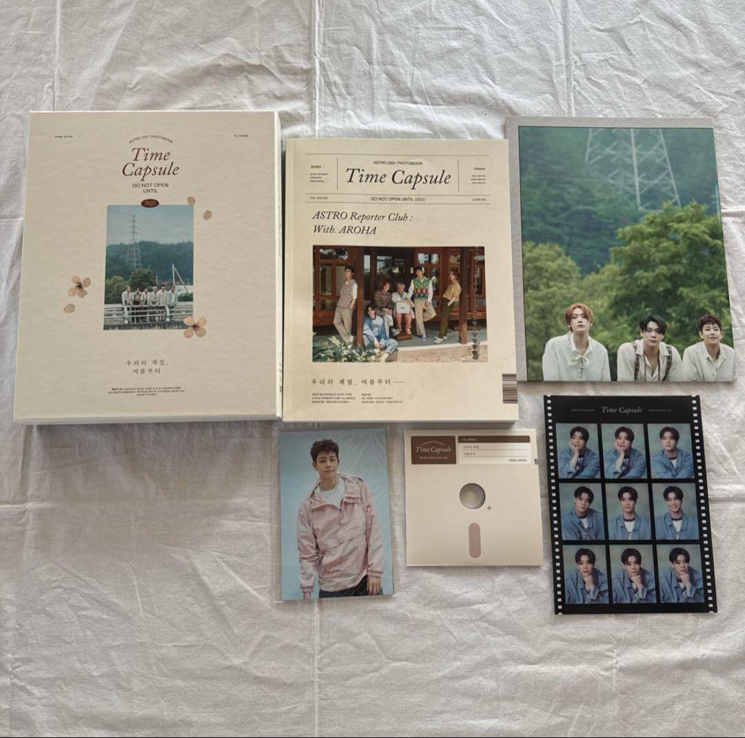 

[USED] ASTRO Official Merchandise Photobook with Japanese subtitles