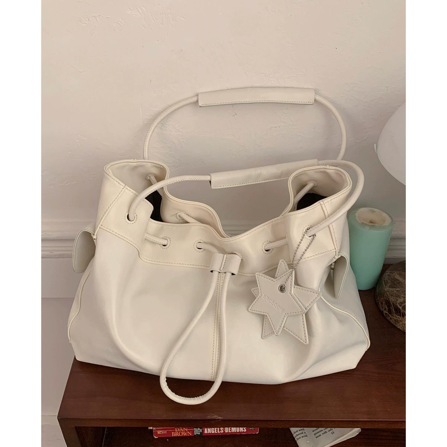 

Women s Soft Leather Bucket Bag Star Charm Decor Drawstring Design Casual Commuter Shoulder Bag Fashi Daily Handbag 2026 бежевый