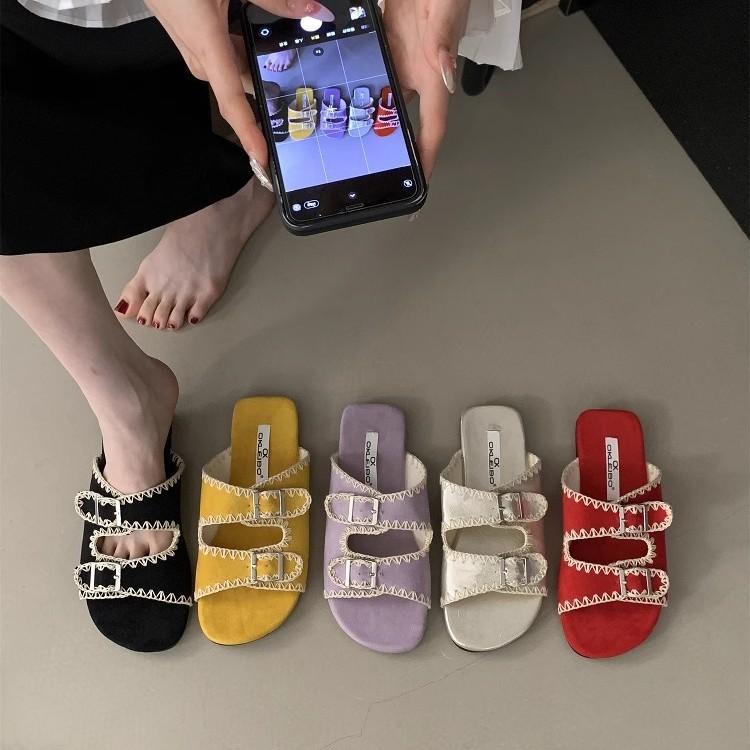 Flat-bottomed fashion outer wear belt buckle cool slippers women's shoes 2025 new summer outer wear yellow beach sandals