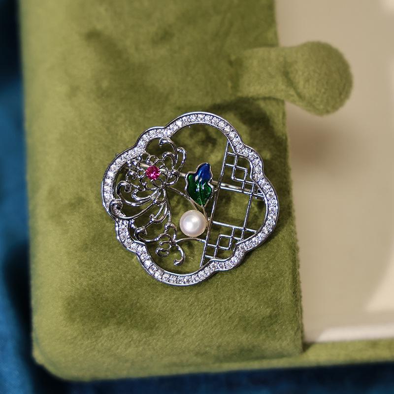 Brosche aus Kupfer im Antik-Stil: Pflaume, Orchidee, Bambus und Chrysantheme Design mit Zirkon und Perlen-Korsage.