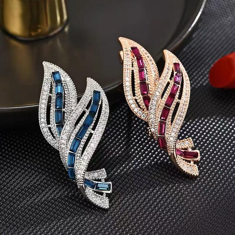 Elegant Retro Leaf Brooch: High-Grade Women's Corsage Pin and Suit Accessory