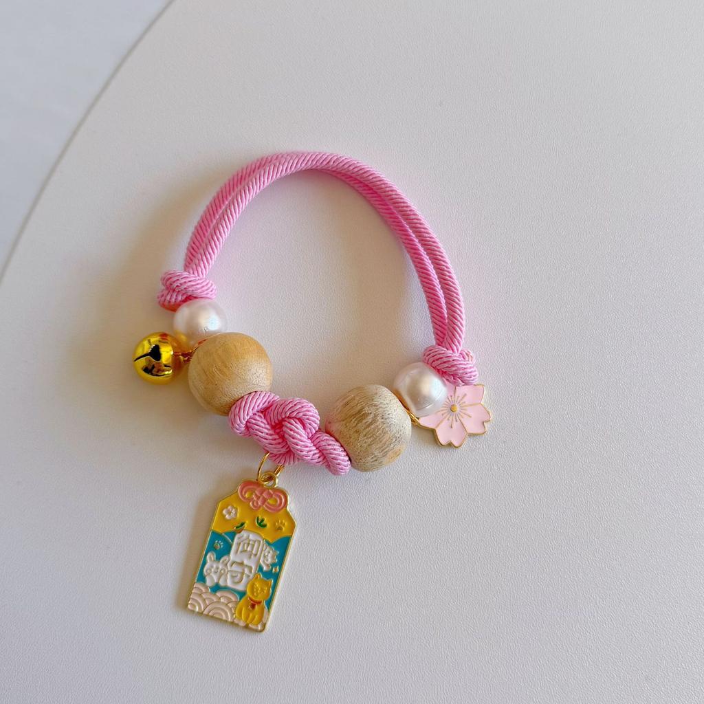 Pet cats use mosquito repellent dog rings, cat flea repellent collars to prevent fleas, lice, dog neck rings, bell necklaces.