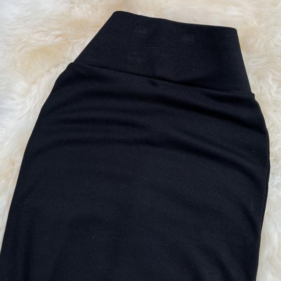 Dámská midi sukně jednobarevná s rozparkem vzadu, s vysokým pasem, rybího střihu, obepínající boky, do kanceláře, pouzdrová sukně