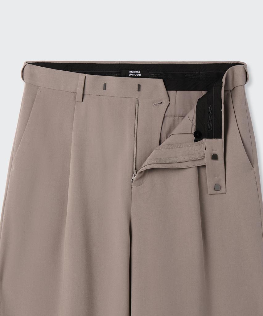 MUSINSA STANDARD One-Pleat Loose Tapered Hidden Banding Slacks [Grayish Beige]