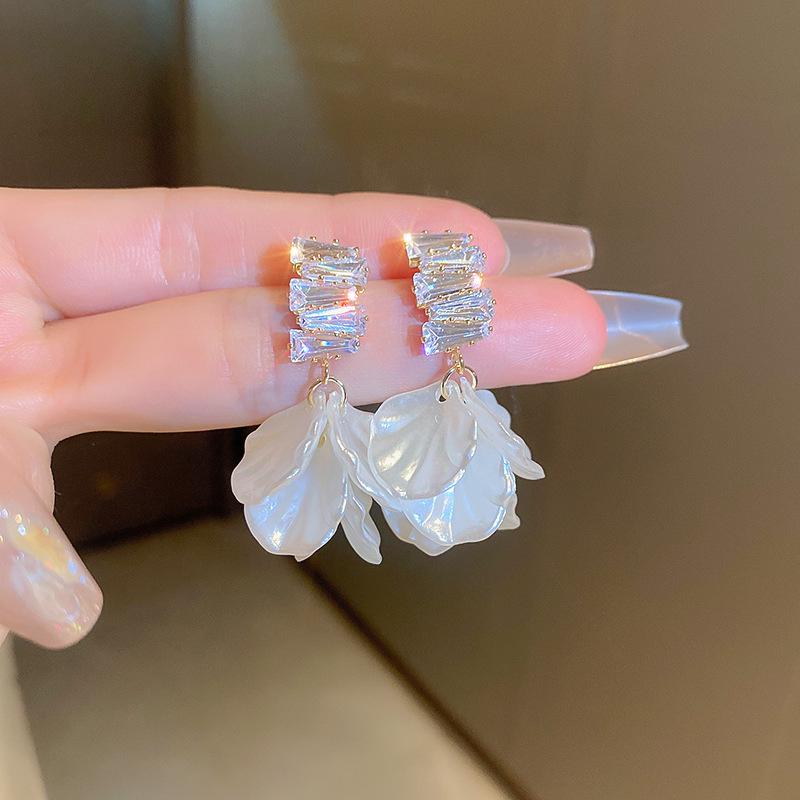 French Baroque Pearl Flower Tassel Earrings: Elegant Silver Needle Studs with a Light Luxury Touch