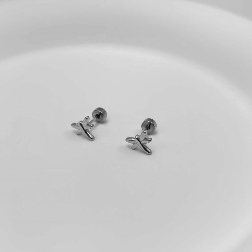 Kreslené náušnice pecky s vážkou: Všestranná náušnice z titanové oceli s designem zvířat a hmyzu pro dívky.