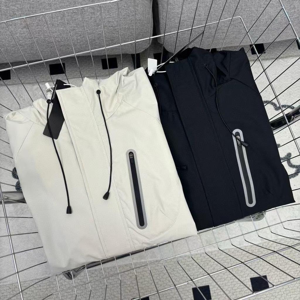 Unisex Kapuzen-Reflex-Softshell-Windbreakerjacke - Amerikanischer Lässiger Stil mit Stein-Abzeichen