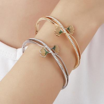 Elegantes Ginkgoblatt-Armband mit Diamantbesatz und Tropfglasur