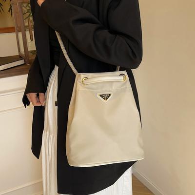 Versatile borsa a secchiello mini di nicchia in tela di nylon standard triangolare con doppio cordoncino a catena borsa a tracolla singola da donna