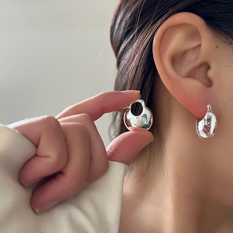 Women's Luxury Textured Metal Hoop Earrings - Versatile Niche Design