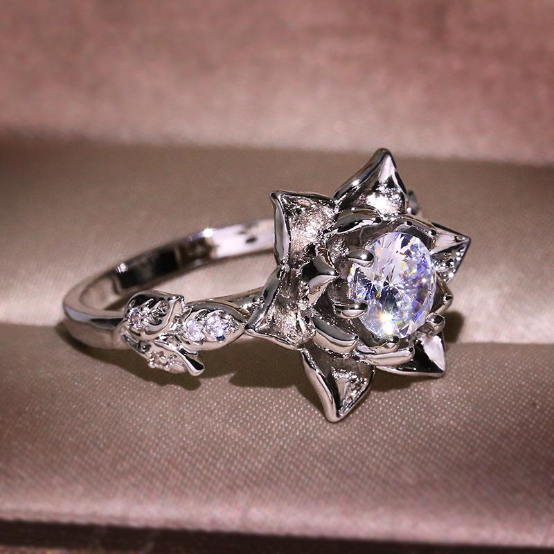 2019 New Brass Jewelry: Stylish Women's Delicate Hollow Flower Ring