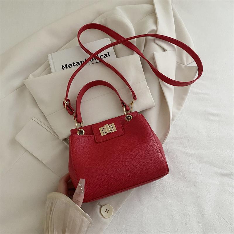 

Dinner solid color lychee pattern shoulder messenger bag 2025 new personalized women s bag foreign style retro lock armpit bag tide красный