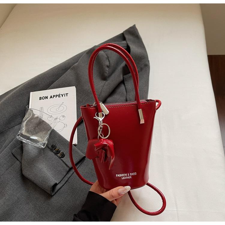 

2025 summer new candy color fashionable simple handbag shoulder bucket bag Korean version niche design messenger bag бордовый
