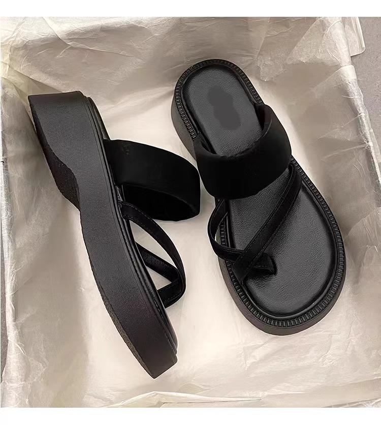 

Set of toe slippers women s summer wear 2025 new thick-bottomed foot-pinching beach cool slippers summer fashion explosion super hot 35 чёрный