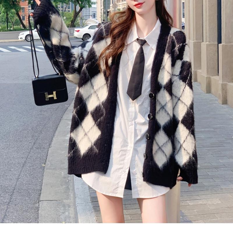 

Премиальный контрастный цветной ретро ромбовидный свитер женский осенне-зимний большого размера свободный с V-образным вырезом женский в ленивом стиле 49-21 (average size) чёрный