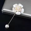 Imitace perly, brož Kamélie květina pro ženy Bílá květina Kytice z okvětních lístků Dlouhá jehla Košilový límec Lapel Pin Dárek