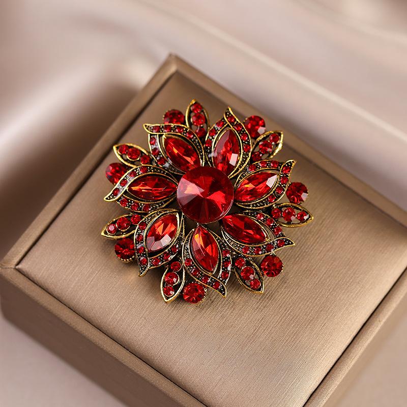 Flower Alloy Brooch with A Sense of High-end, Light Luxury, Rhinestone and High-end Brooch for Women
