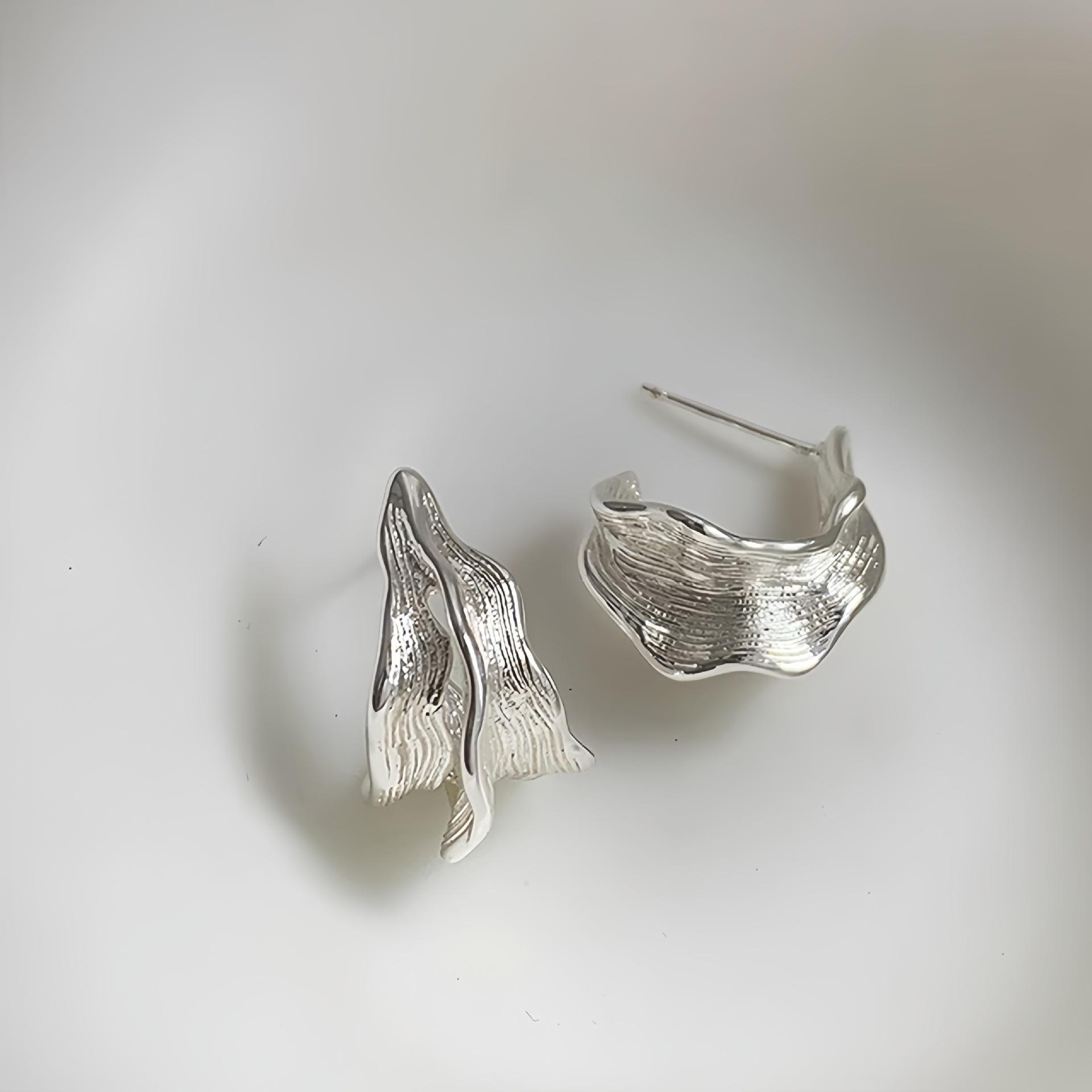 

BELLA BOX Sterling Silver Needle, Unique Design, Leaf-shaped, Geometric, Irregular Pleats, Elegant And Stylish Stud Earrings. срібний