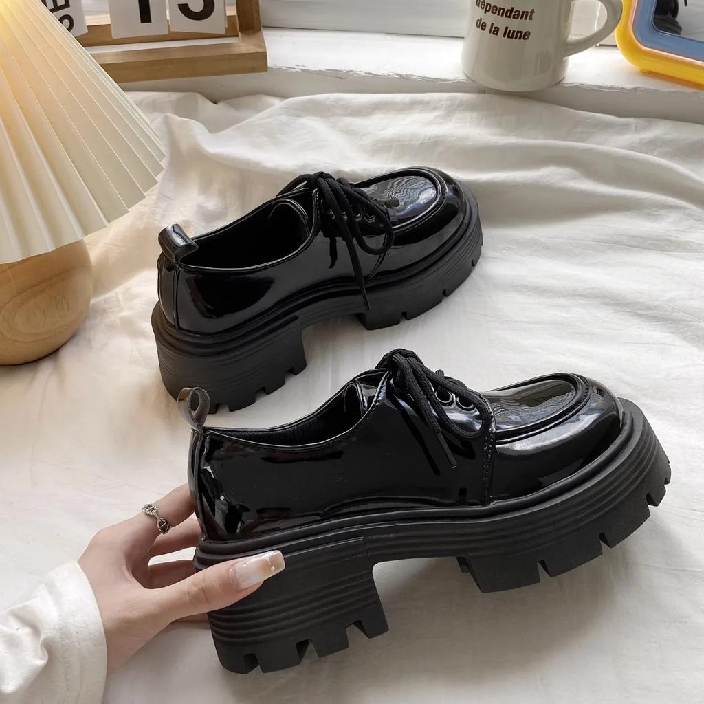 Dicksohlige 2025 Frühling kleine Lederschuhe neue höhenerhöhende schwarze Einzelschuhe Studenten Biskuitkuchen Damenschuhe