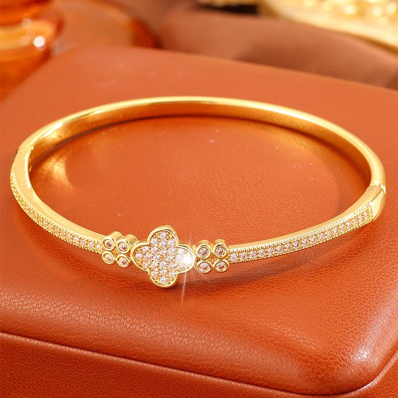 Women's hot-selling bracelets, copper-plated fashionable and simple bracelets, zircon inlaid temperament women's bracelets, popular bracelets.
