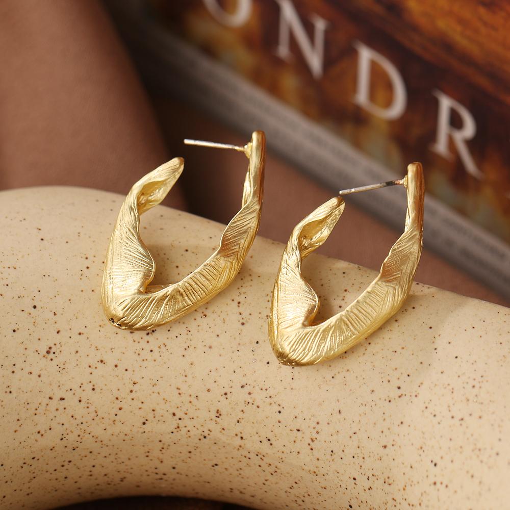 Boucles d'oreilles géométriques dorées creuses exagérées rétro créatives simples Personnalité féminine Boucles d'oreilles géométriques pour fille