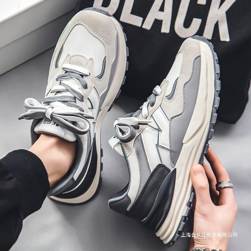 Herrenschuhe im neuen Trend: Farblich abgestimmte Laufschuhe für den Sommer, atmungsaktive Schuhe mit dicker Sohle, die den Alltag erleichtern und für Sicherheit und Komfort sorgen.