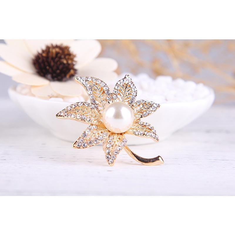 Fashion Middle Large Pearl Maple Leaf Full Diamond Brooch Perfect Gift for Couples Corsage Flower Corsage Buckle Women Accessories