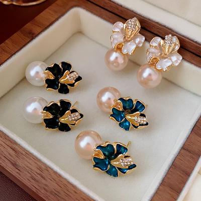 Diamantbesetzte französische Blumenperlenohrringe, vielseitige Nischenohrringe, modische und schlichte neue Ohrringe für Damen