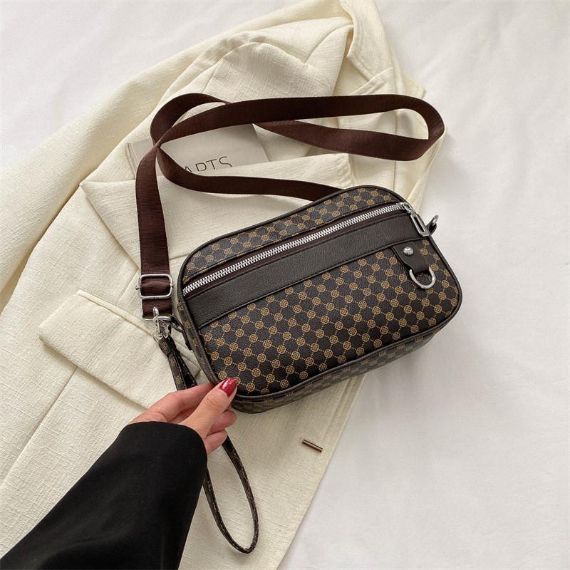 

Stylish Small Square Bag For Women In Black Pink Brown Perfect For Casual Outings каштановий