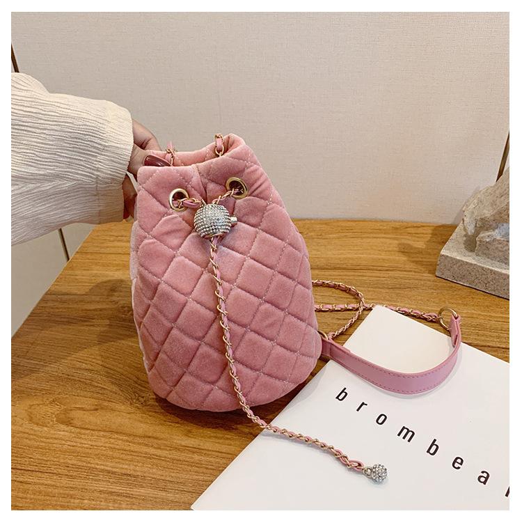 

Золота оксамитова сумка Bucket Жіноча сумка через плече 2024, нове корейське видання, модна текстурована сумка через плече, сумка на ланцюжку в формі ромба рожевий