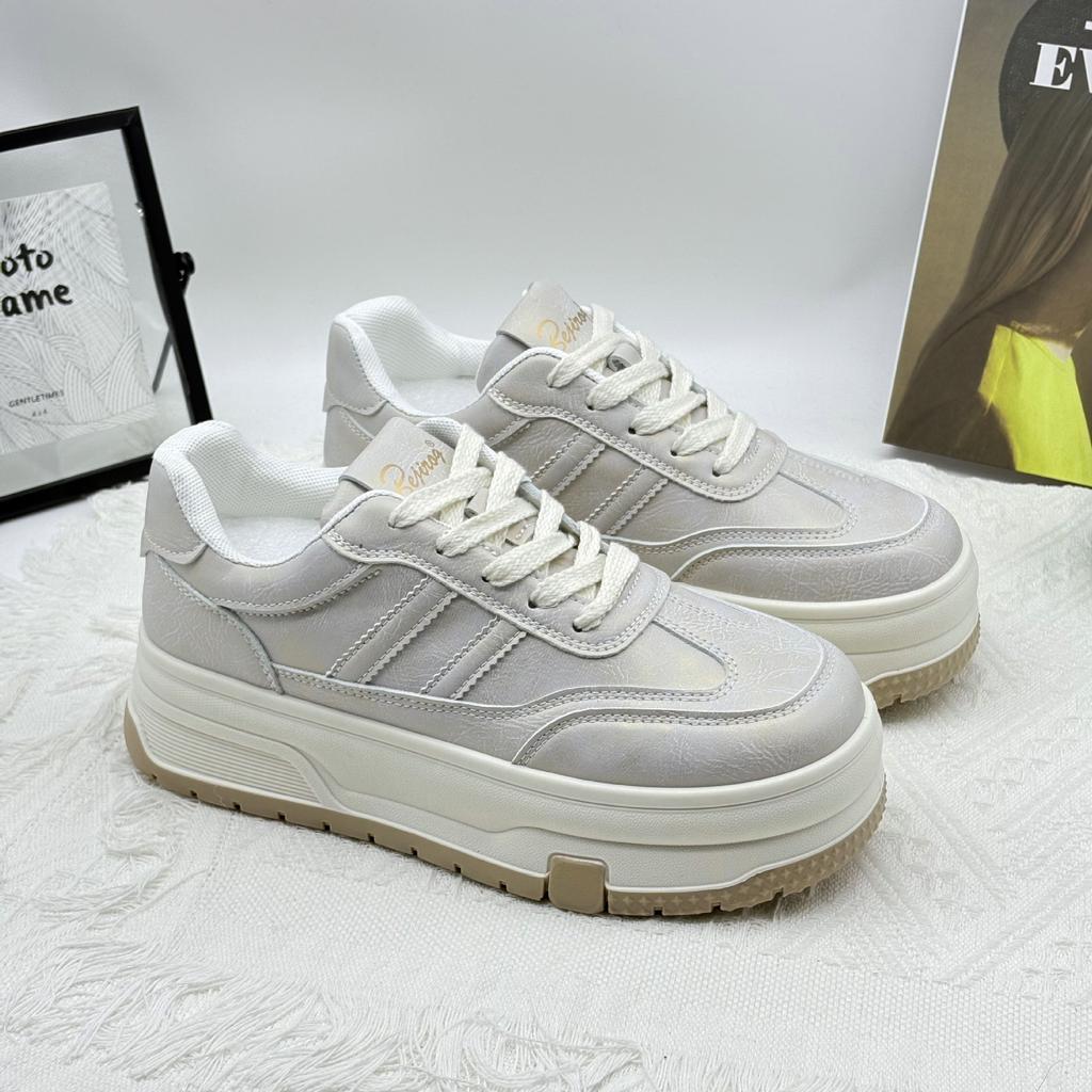 Platform white shoes women's 2025 spring new casual sports shoes retro versatile small height increase popular board shoes