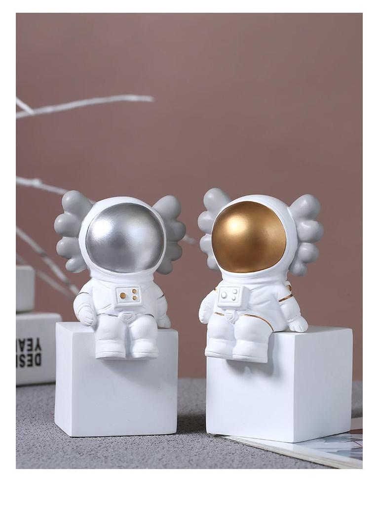 Astronaut Phone Holder, Pen Holder, and Tissue Box for Living Room Resin Ornaments.