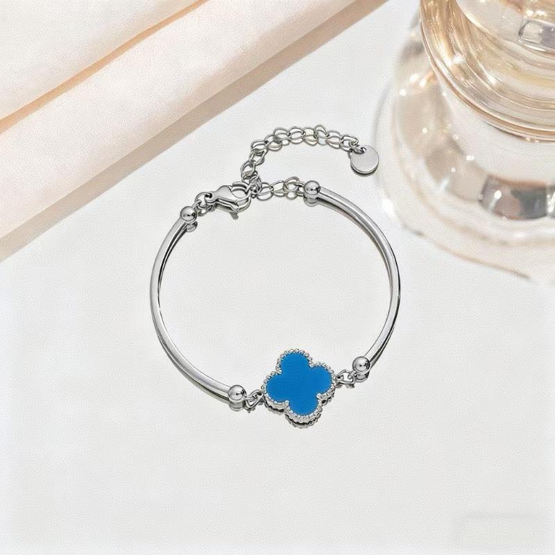 Bracelet with a light luxury and high-end feel, lucky clover bracelet that does not fade, women's simple and fashionable jewelry
