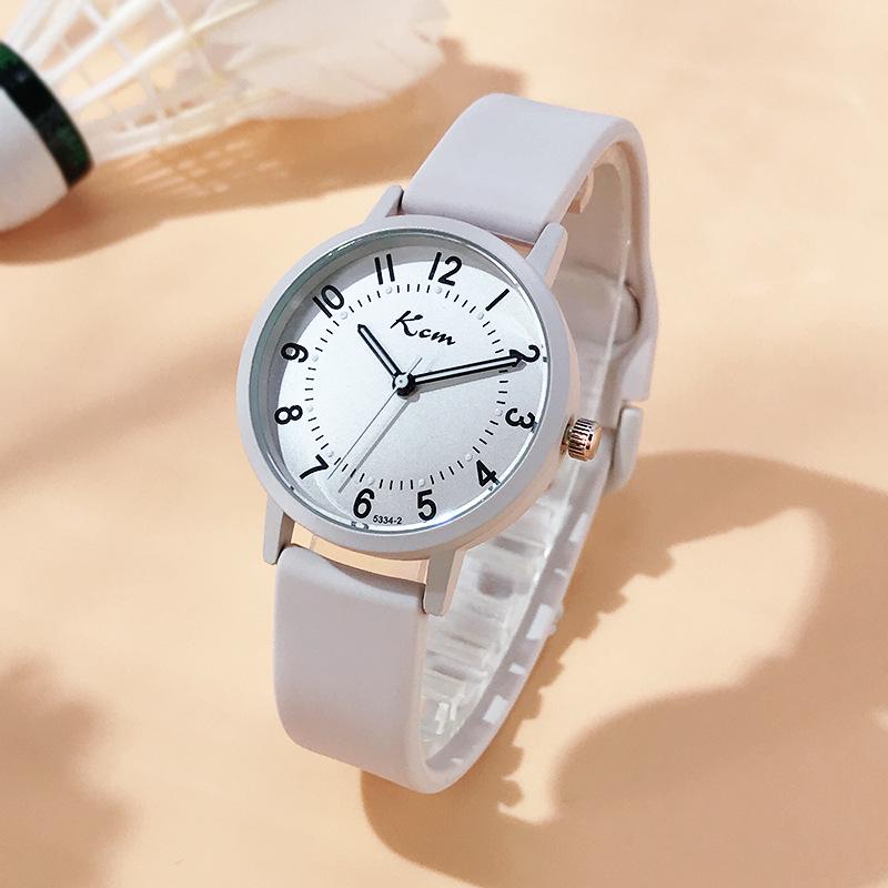 Stille Prüfungs-Quarzuhr: Leuchtend & Wasserdicht für Junior- & Highschool-Schüler, Männer & Frauen, in schlichten, lebendigen Farben.