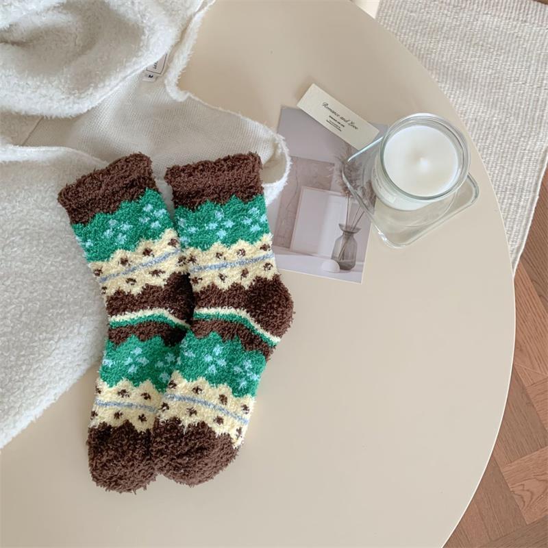 Chaussettes mi-mollet en peluche polaire corail à fleurs mignonnes pour femmes automne hiver épaisses plus chaudes chaussettes d'intérieur pour dormir cadeau de Noël