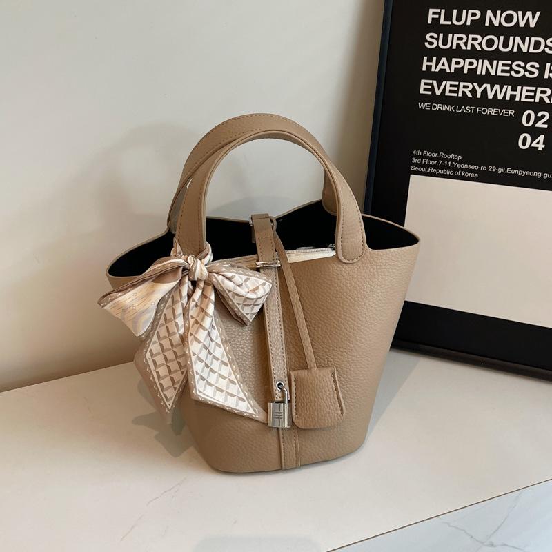 

Ранняя осень новая модная и простая шелковый шарф сумка-ведро для мамы портативная на плечо через плечо женская сумка хаки