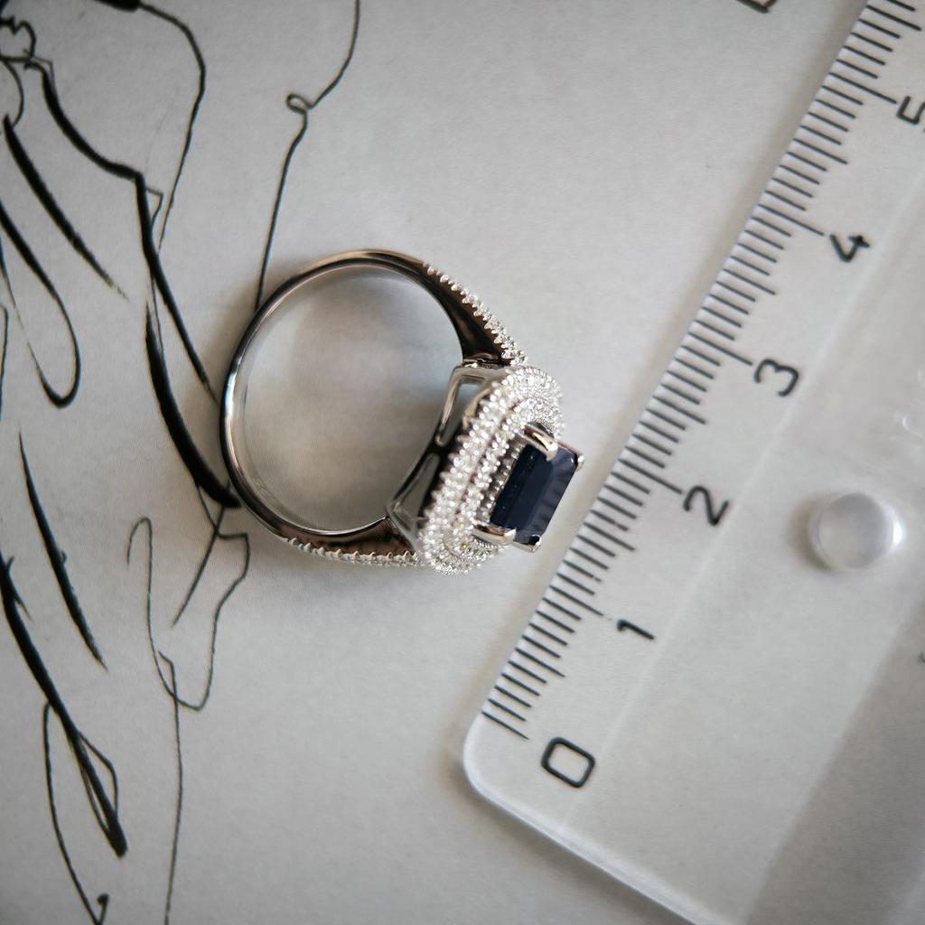 Stříbrný prsten s přírodním safírem 3,256ct, zirkony, hmotnost výrobku 4,66 g (2202592)