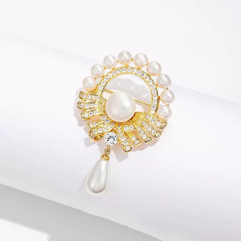 A Retro Court-style Pearl Brooch with A High-end, Niche Design for Women's Outerwear Pins