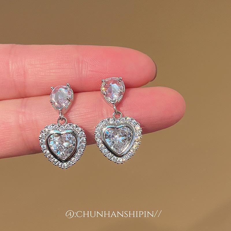 

Super flash pink love zircon earrings without ear piercings, sweet girl niche design earrings, spring and summer jewelry earclips.