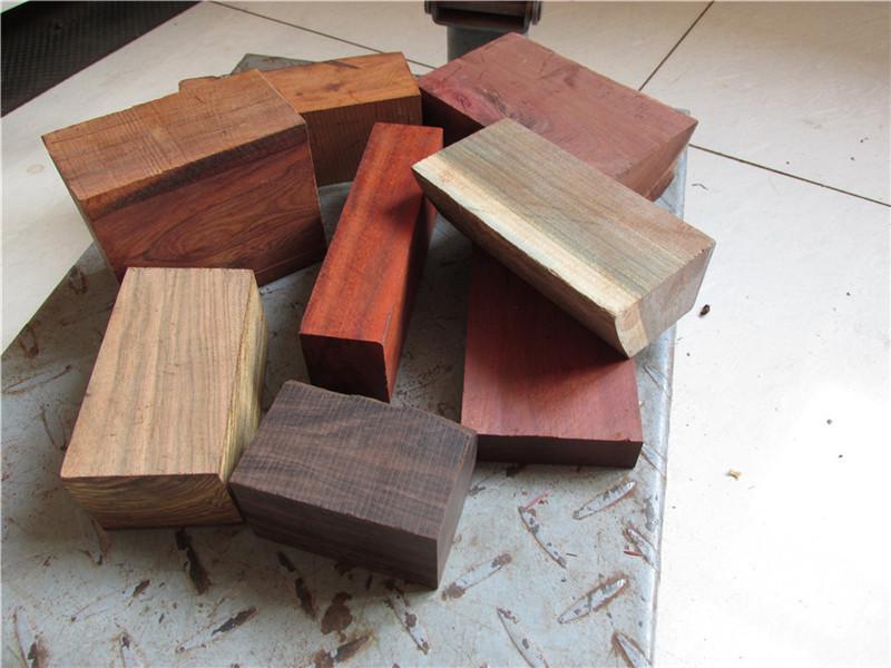 Ausverkauf Buddha-Perlen: Schnitzabfälle aus Palisander und Lila Sandelholz für die Handheld-Praxis