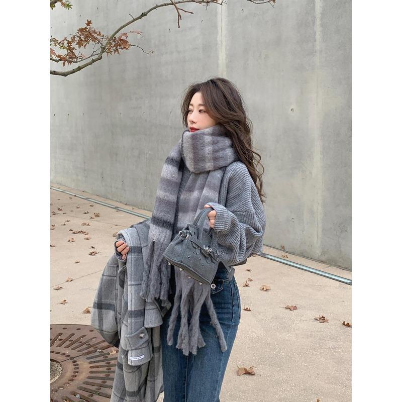 

Green scarf for women, thickened and warm in winter, high-grade Mahai plush scarf, good with fringed shawl.