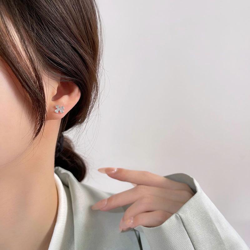 Earrings Are Slightly Inlaid with Diamonds and Lucky Grass Flowers Are Small and Elegant, Light Luxury Earrings Are Fresh