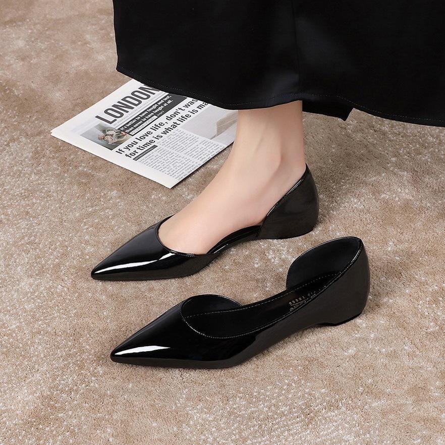 Spitze Damenschuhe, innere Höhe des Keilabsatzes, Lackleder, glänzende Seite Luft, flacher Mund Französische Single-Schuhe, zeigen ein dünnes Pedal