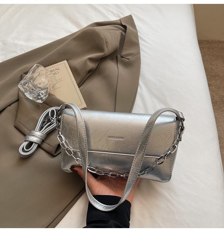 

2025 новая высококлассная цепочка маленькая квадратная сумка нишевый дизайн простая универсальная сумка-багет подмышку на плечо мессенджер серебряный